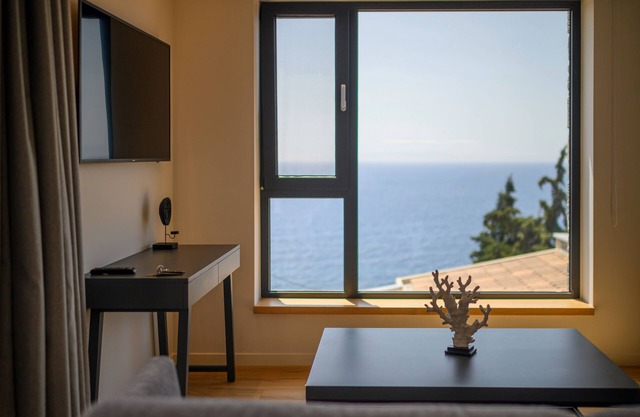VRAHOS Executive Suite, Mani Suites