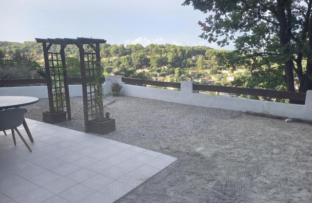 Vue magnifique, jardin et petit cocon en provence