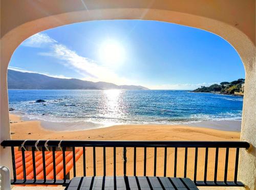 Vue mer pieds dans l'eau grand appart privé T1 bis avec cuisine équipée et salle d'eau Opportunité sur la plage