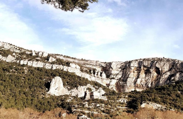 Vue panoramique sur le château,montagne et grottes