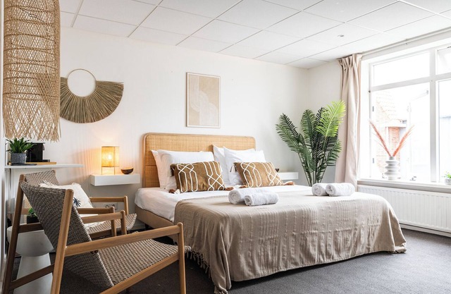 Wake up near the beach in a cozy room with boxspring beds, space for your child, and a free coffee!