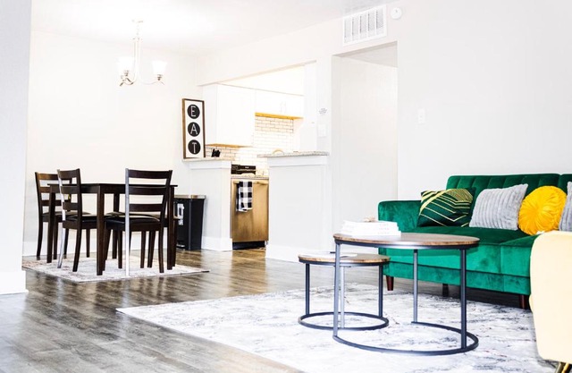 Walk to AT&T Stadium , Globelife from Cozy 2bd/ba Apartment