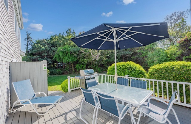 Walk to Beach, AC, Wifi, Central location