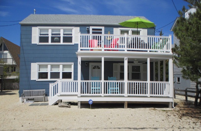 Walk to beach , bay, shopping & restaurants , sunset views at the end of our st