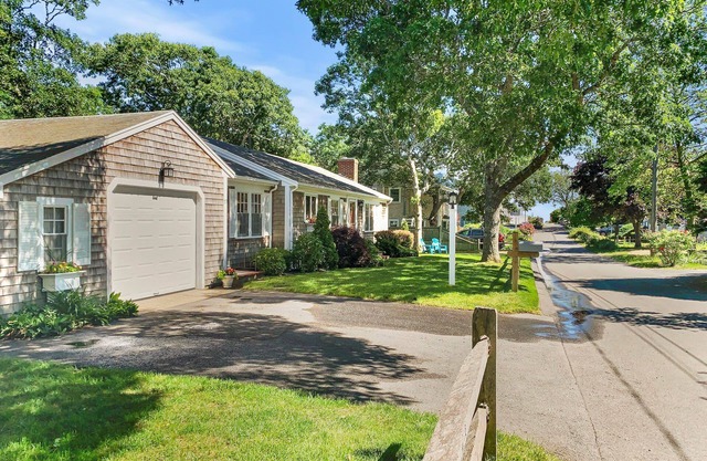 Walk to Beach Close to Town WiFi AC Units Ginger Plum Cottage