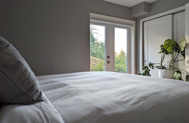Walk to beach from this modern Bowen Island home w/ocean & mountain views.