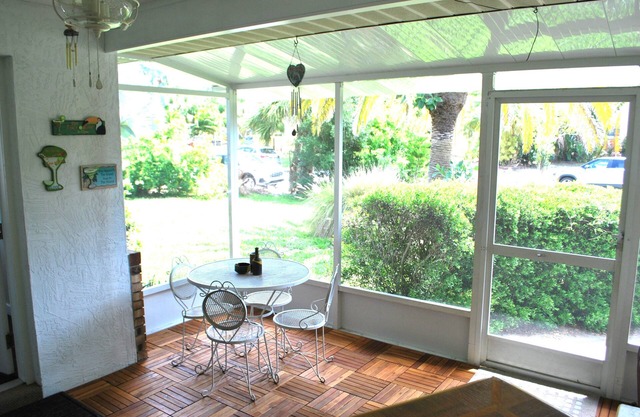 Walk to Beach & Historic Downtown Venice - Rennovated 2 Bed, 2.5 Ba, off-st pkg