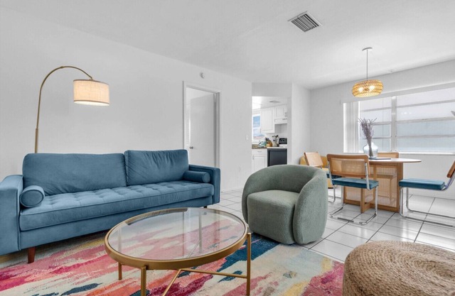 Walk to Beach Modern Family Stay + Free Parking