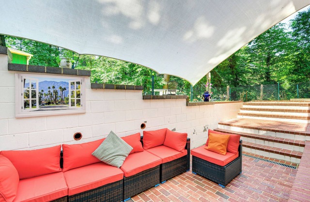 Walk to Beaches: Family Lake Barcroft Retreat!