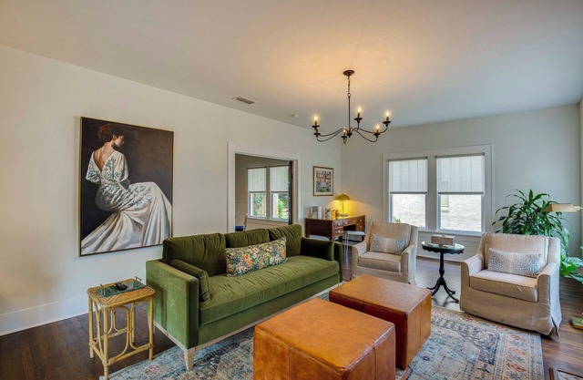 Walk to Bergfeld Park: 1928 Azalea District Home