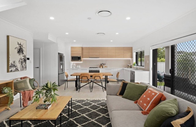 Walk to cafes, restaurants, ferry, cinema+ beach