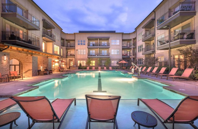 Walk to Canton Street! One Bedroom w Pool, Wifi, TVs and balcony!