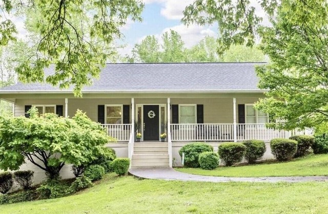 Walk to Carrollton Square! Entire Home Upstairs For Rent.