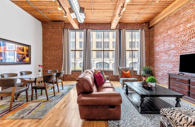 Walk to City Museum & Convention/Events-DWTN 2 Bed Loft
