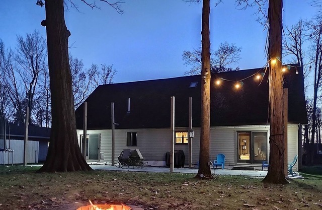 Walk to Cranberries and Pew Island park/boat launch. Private backyard-firepit.