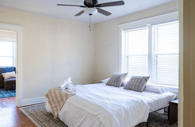 Walk to Delmar Loop | Airy 2nd floor w King bed