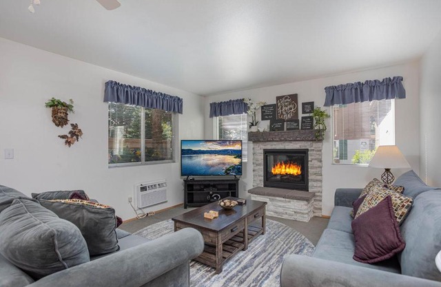 Walk to Downtown * 6 Guests * Pets * A/C! * No Stairs!