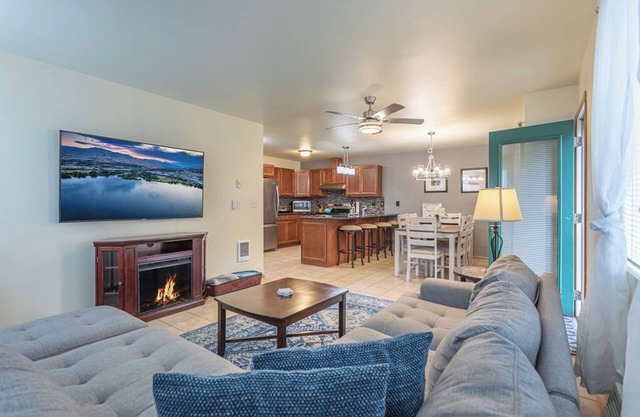 Walk to Downtown, Restaurants, Gazebo, Coaster, Pet Friendly and Free Parking!