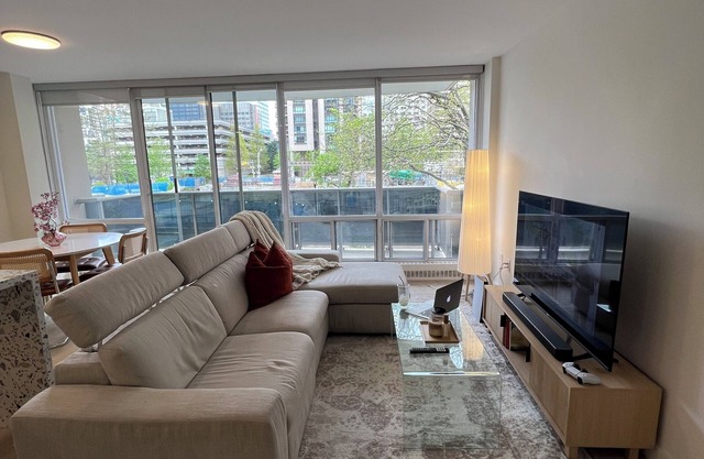 Walk to everything! Bright and modern apartment in the city