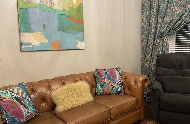 Walk to everything! Five Flags-Hotel Julian-Millwork Sleeps 8!