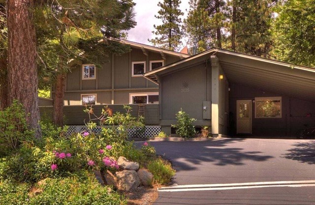 Walk to Lake and Skylandia Beach, close to Tahoe City! Fenced Yard