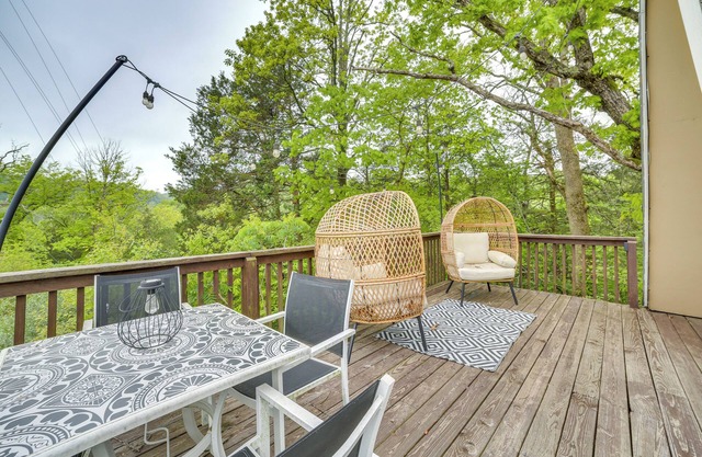 Walk to Lake Taneycomo: Cabin w/Deck + Fire Pit!