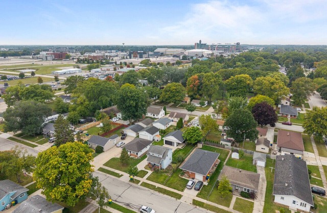 Walk to Lambeau! Sleeps 10!