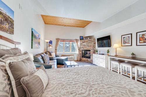 Walk to Lifts Studio with Hot Tub in Keystone!