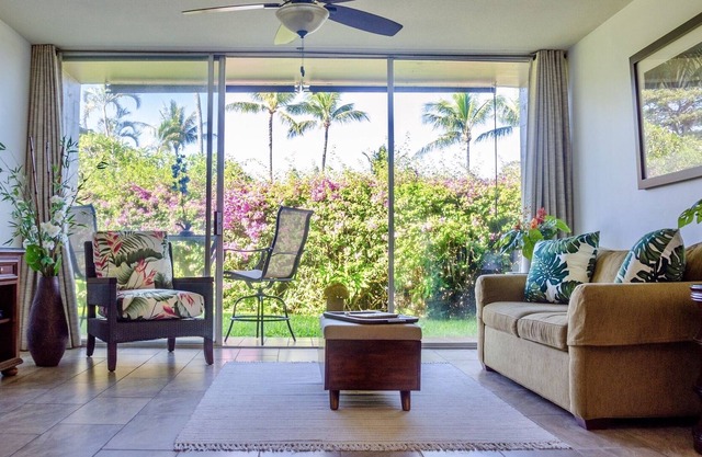 Walk to Napili Bay & Gazebo Restaurant! King Bed!