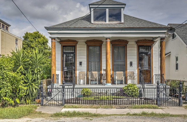 Walk to River, Tram & Zoo: Classic NOLA Home!