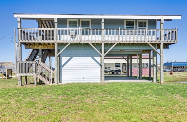 Walk to Shore: Crystal Beach Home w/Deck!