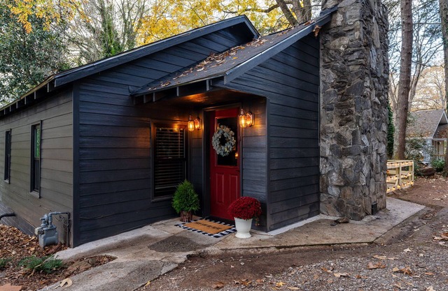 walk to square! Cozy 2 BR bungalow, moody design