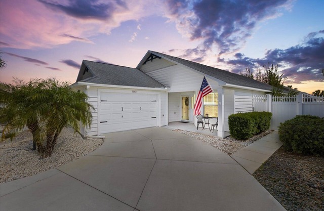 Walk to Sumter Square ~ Cozy updated 2 BR/2BA ~ Entertainers Dream Lanai