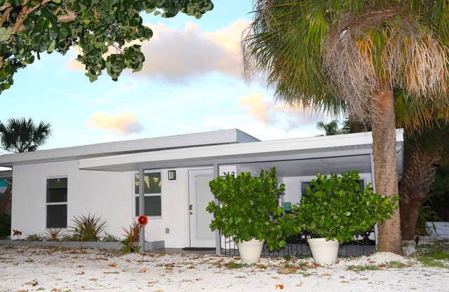 Walk to the beach in minutes from this recently remodeled condo.