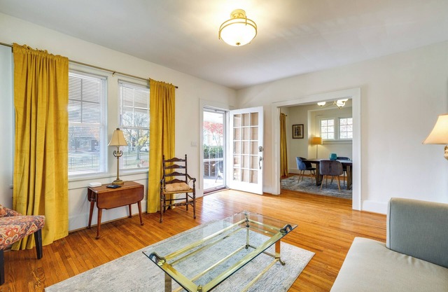 Walk to The Grandin Theatre: Roanoke Unit w/Yard!