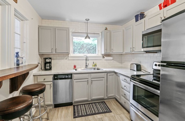 Walk to Lake! Adorable House in Fontana-on Lake Geneva. SUMMER 2025 SPECIAL!
