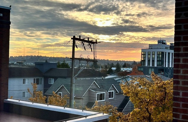 Walk to UW ~ Close to Light Rail ~ Walk Score 96!