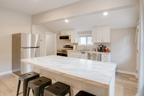 Walk to WKU, Bars and Dining! Updated Duplex Home