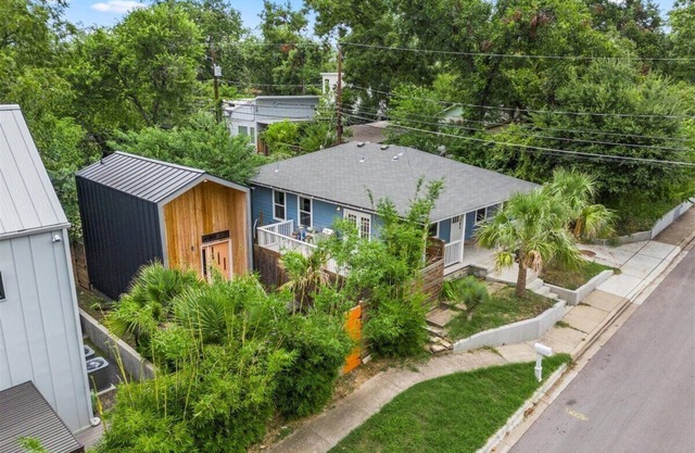 Walkable 2-home Eastside Austin Oasis