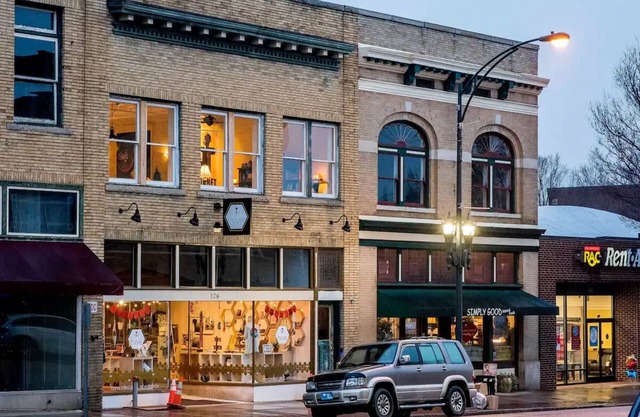 Walkable Downtown Salisbury Fully Furnished Apt.