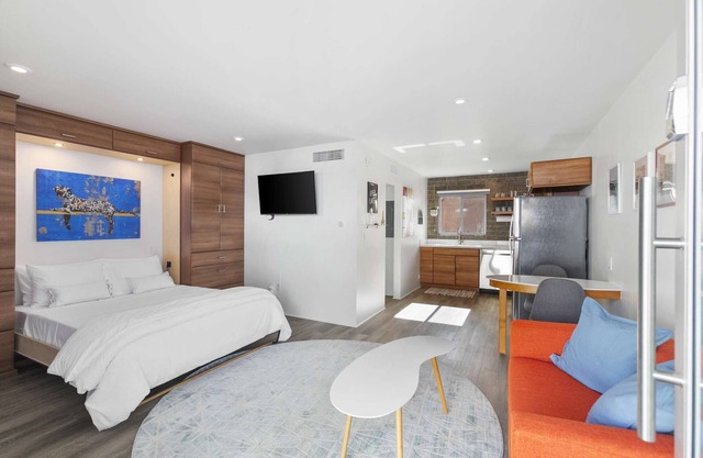 Walkable DTPH Studio w/Pool and Parking