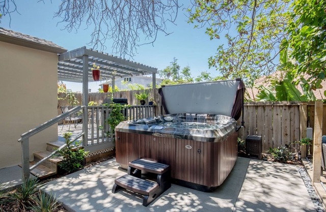Walkable to Downtown, NEW Jacuzzi, Fire pit, Outdoor Kitchen w Built in BBQ (F)