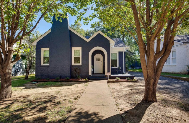Walkable Tyler House w/Deck: 1/2 Mi to Downtown!