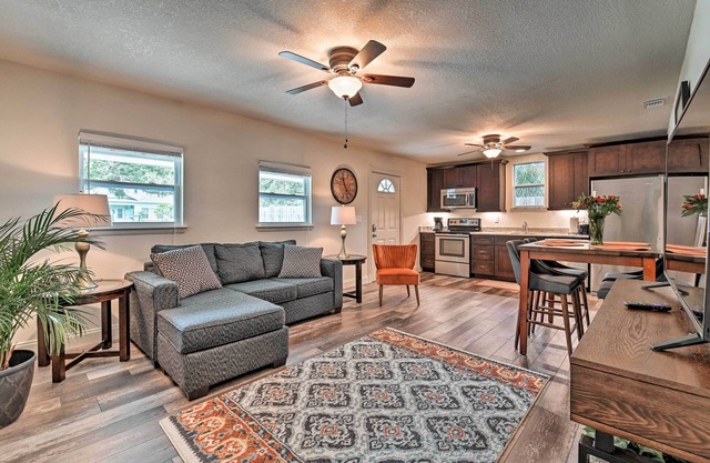 Walkable Winter Garden Bungalow: 3 Blocks to Dtwn