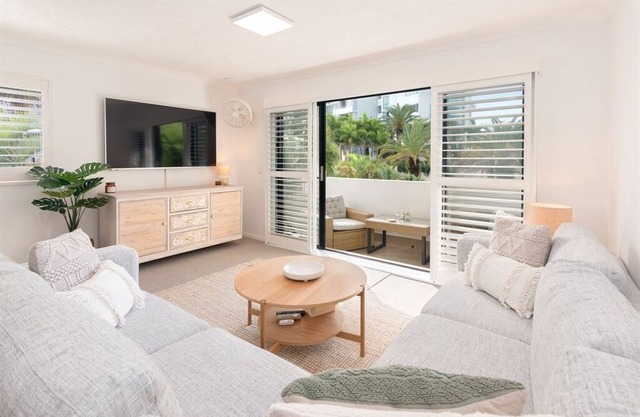 Walking distance to the Broadwater, Spacious 3 x Bedroom walk up Unit (no lift)