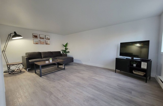 Walking distance to the warmest Lake in Canada, Beaches and Downtown shopping.