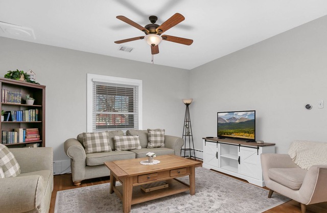 Walnut Cottage - Cozy & Spacious 2bd/1ba Updated Classic 1930s Home
