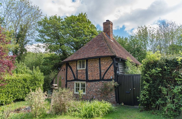 Walnut Tree Cottage - romantic cottage by Bloom Stays in the beautiful Kent countryside