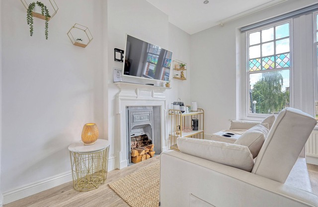 Wanstead Gem – Bright, Cosy & Immaculate High Street Apartment in East London