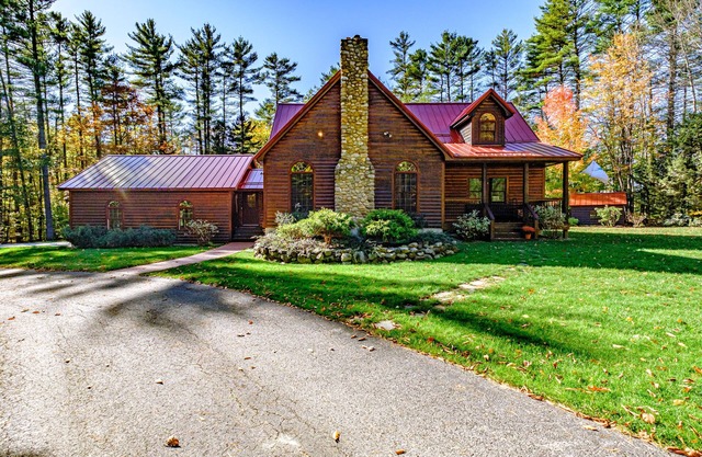 Wapiti Lodge - Gorgeous Log Home with fireplace and private yard nestled under tall pines!